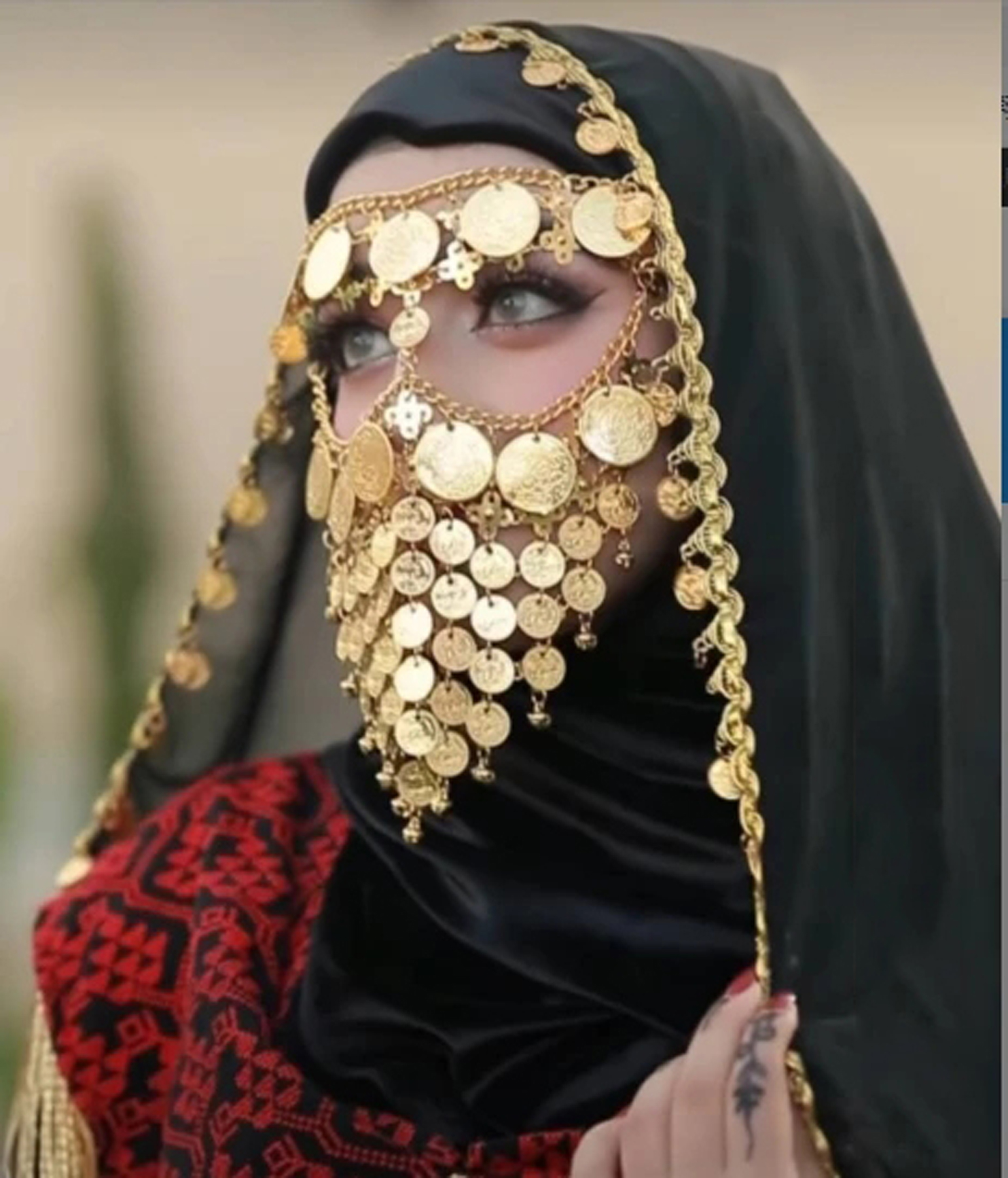 4 Golden Coin Tassel Mask Hair - огляд і ціна Fashion Ethnic Indian Clothing