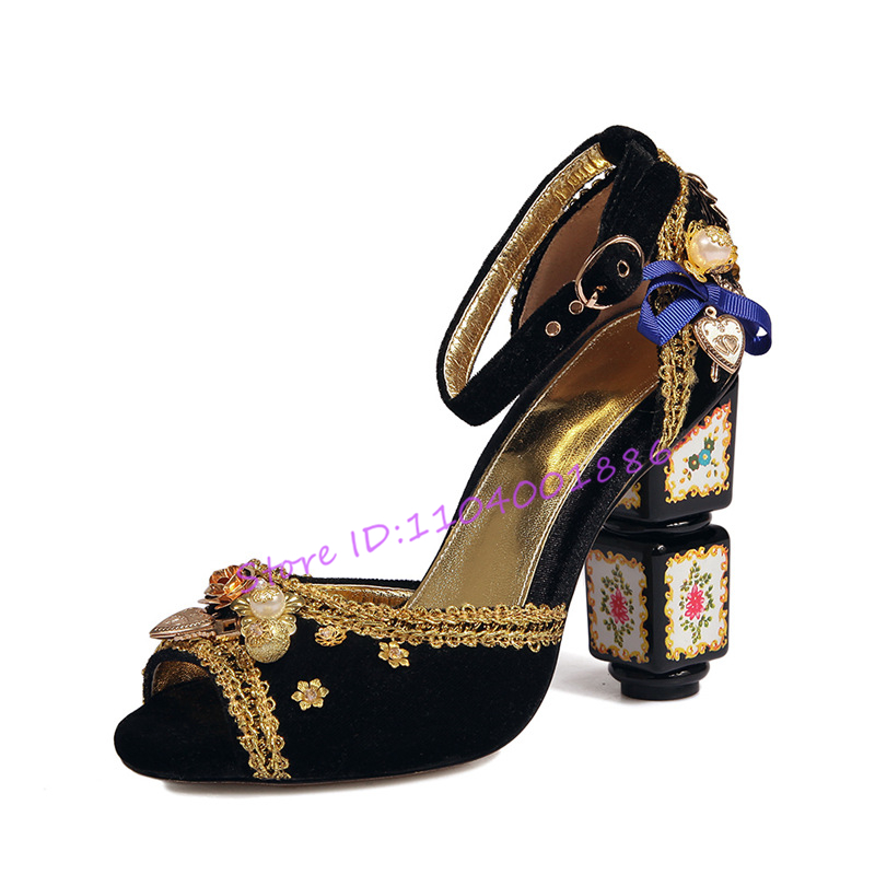 Luxury Gold Embroidered Velvet - огляд і ціна Ethnic Fashion Runway
