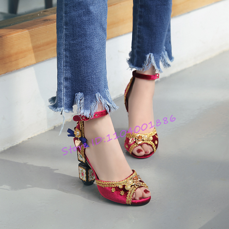 Luxury Gold Embroidered Velvet - огляд і ціна Ethnic Fashion Runway